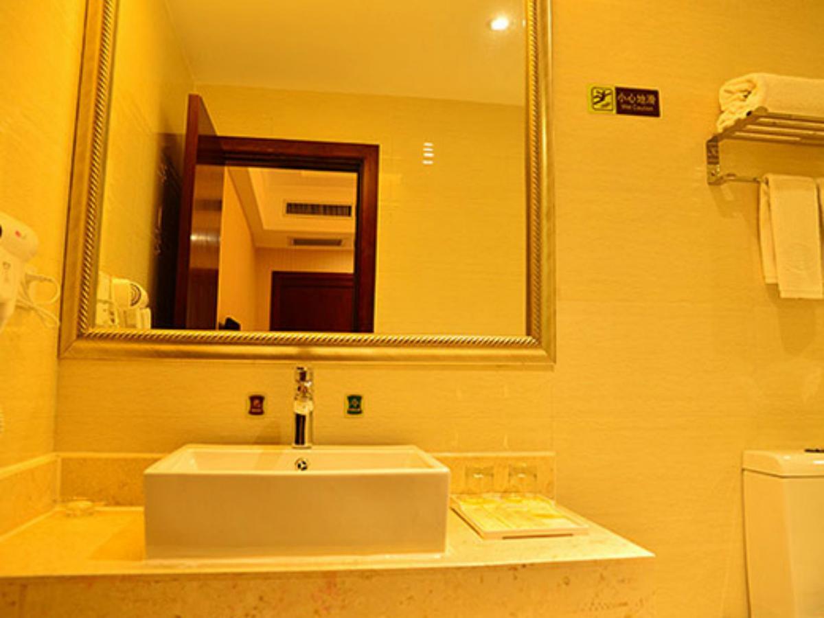 Vienna Classic Hotel Guangdong Yangxi Moon Bay Exterior photo